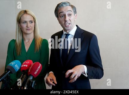 Taoiseach Simon Harris und Justizministerin Helen McEntee sprechen im Anschluss an die Zeremonie der Staatsbürgerschaft im Kongresszentrum in Dublin vor den Medien. Bilddatum: Donnerstag, 20. Juni 2024. Stockfoto