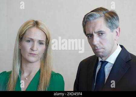 Taoiseach Simon Harris und Justizministerin Helen McEntee sprechen im Anschluss an die Zeremonie der Staatsbürgerschaft im Kongresszentrum in Dublin vor den Medien. Bilddatum: Donnerstag, 20. Juni 2024. Stockfoto