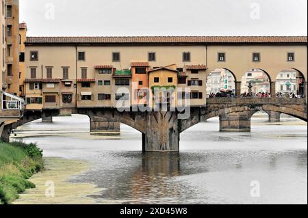 Ponte Vecchio, älteste Brücke über den Arno, erbaut um 1345, Florenz, Toskana, Italien, Europa, historische Brücke über einen Fluss mit Gebäuden in der Stockfoto