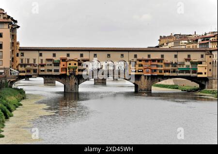 Ponte Vecchio, älteste Brücke über den Arno, erbaut um 1345, Florenz, Toskana, Italien, Europa, historische Brücke über einen Fluss mit Gebäuden in der Stockfoto