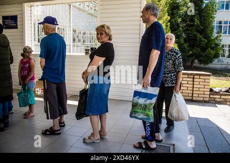 Charkiw, Ukraine, 19. Juni 2024 humanitäre Hilfe in Saltivka, einem nördlichen Bezirk von Charkiw. Das Vorstadtgebiet wurde von den russischen Bombenangriffen am härtesten getroffen Stockfoto