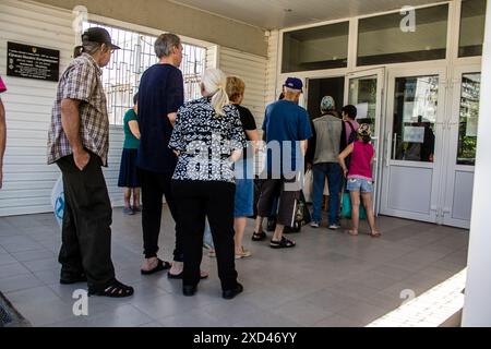 Charkiw, Ukraine, 19. Juni 2024 humanitäre Hilfe in Saltivka, einem nördlichen Bezirk von Charkiw. Das Vorstadtgebiet wurde von den russischen Bombenangriffen am härtesten getroffen Stockfoto