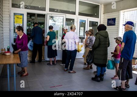 Charkiw, Ukraine, 19. Juni 2024 humanitäre Hilfe in Saltivka, einem nördlichen Bezirk von Charkiw. Das Vorstadtgebiet wurde von den russischen Bombenangriffen am härtesten getroffen Stockfoto