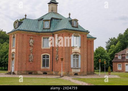 Historisches Backsteinhaus mit grünem Dach und großen Fenstern, in ruhiger Gartengegend, Soegel, emsland, Deutschland Stockfoto