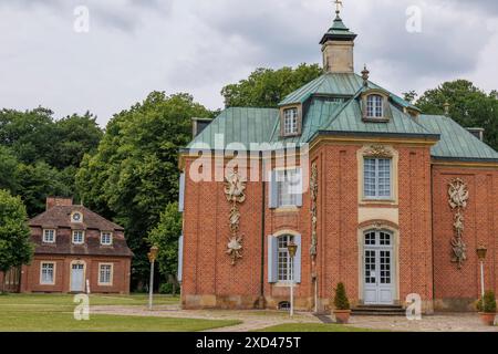 Großes Backsteingebäude mit begrünten Dächern und verzierten Fenstern, Soegel, emsland, Deutschland Stockfoto