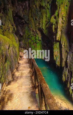 Das Innere der Iris-Grotte am Cola de Caballo-Wasserfall im Naturpark Monasterio de Piedra, Aragon Stockfoto