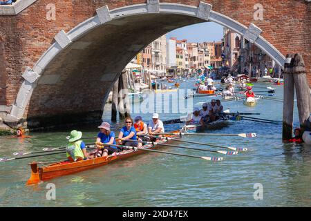 Teilnehmer an der Vogalonga Regatta, Venedig, Italien, Rudern unter der Tre Archi Brücke, Cannaregio, Canal, Cannaregio Stockfoto