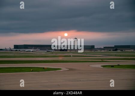 Sonnenuntergang über dem Dallas Fort Worth International Airport in Texas, USA Stockfoto