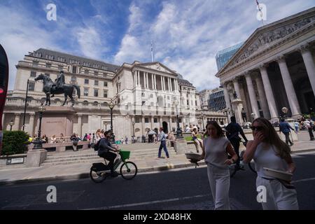 London, Großbritannien. 20. Juni 2024. Stadtarbeiter essen an einem sonnigen Tag gegenüber der Bank von England zu Mittag. Der Währungsausschuss der Bank of England hat angekündigt, dass die Zinssätze unverändert bei 5,25 % bleiben werden, obwohl das Inflationsziel bei 2 % erreicht wird. Quelle: Amer Ghazzal/Alamy Live News Stockfoto
