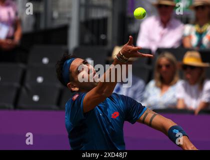 London, Großbritannien. Juni 2024; Cinch Championships, Queens Club, West Kensington, London, England: Cinch Championships Queens Club, 4. Tag; Alejandro TABILO (CHI) dient Tommy PAUL (USA), Männer Singles Match Credit: Action Plus Sports Images/Alamy Live News Stockfoto