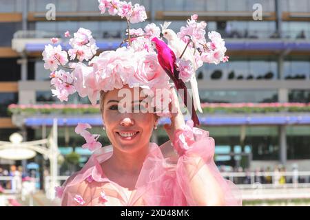 Ascot, Berkshire, Großbritannien. Juni 2024. Racegoers am Ladies Day (3. Tag) von Royal Ascot. Elegante Herren in formeller Kleidung und Damen, oft in Kleidern und ausgeklügelten Hutkreationen, können Sie sehen, wie sie ankommen und sich mischen, bevor Sie zu den Rennen gehen. Quelle: Imageplotter/Alamy Live News Stockfoto