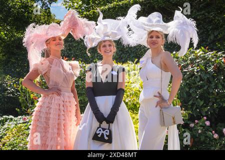 Ascot, Berkshire, Großbritannien. Juni 2024. Drei elegant gekleidete junge Damen posieren für die Kameras. Racegoers am Ladies Day (3. Tag) von Royal Ascot. Elegante Herren in formeller Kleidung und Damen, oft in Kleidern und ausgeklügelten Hutkreationen, können Sie sehen, wie sie ankommen und sich mischen, bevor Sie zu den Rennen gehen. Quelle: Imageplotter/Alamy Live News Stockfoto