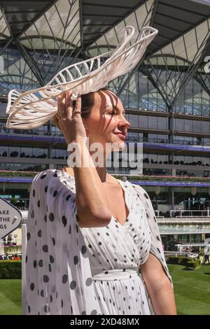 Ascot, Berkshire, Großbritannien. Juni 2024. Racegoers am Ladies Day (3. Tag) von Royal Ascot. Elegante Herren in formeller Kleidung und Damen, oft in Kleidern und ausgeklügelten Hutkreationen, können Sie sehen, wie sie ankommen und sich mischen, bevor Sie zu den Rennen gehen. Quelle: Imageplotter/Alamy Live News Stockfoto