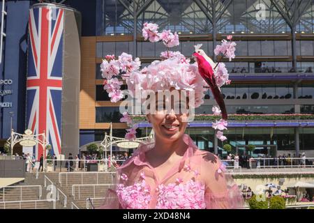 Ascot, Berkshire, Großbritannien. Juni 2024. Racegoers am Ladies Day (3. Tag) von Royal Ascot. Elegante Herren in formeller Kleidung und Damen, oft in Kleidern und ausgeklügelten Hutkreationen, können Sie sehen, wie sie ankommen und sich mischen, bevor Sie zu den Rennen gehen. Quelle: Imageplotter/Alamy Live News Stockfoto