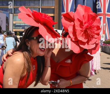 Ascot, Berkshire, Großbritannien. Juni 2024. Zwei Rennfahrer kichern in der schönen Sonne. Racegoers am Ladies Day (3. Tag) von Royal Ascot. Elegante Herren in formeller Kleidung und Damen, oft in Kleidern und ausgeklügelten Hutkreationen, können Sie sehen, wie sie ankommen und sich mischen, bevor Sie zu den Rennen gehen. Quelle: Imageplotter/Alamy Live News Stockfoto