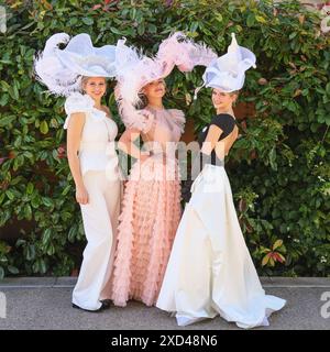 Ascot, Berkshire, Großbritannien. Juni 2024. Drei elegant gekleidete junge Damen posieren für die Kameras. Racegoers am Ladies Day (3. Tag) von Royal Ascot. Elegante Herren in formeller Kleidung und Damen, oft in Kleidern und ausgeklügelten Hutkreationen, können Sie sehen, wie sie ankommen und sich mischen, bevor Sie zu den Rennen gehen. Quelle: Imageplotter/Alamy Live News Stockfoto