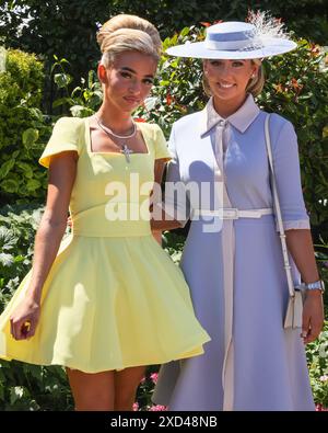 Ascot, Berkshire, Großbritannien. Juni 2024. Racegoers am Ladies Day (3. Tag) von Royal Ascot. Elegante Herren in formeller Kleidung und Damen, oft in Kleidern und ausgeklügelten Hutkreationen, können Sie sehen, wie sie ankommen und sich mischen, bevor Sie zu den Rennen gehen. Quelle: Imageplotter/Alamy Live News Stockfoto