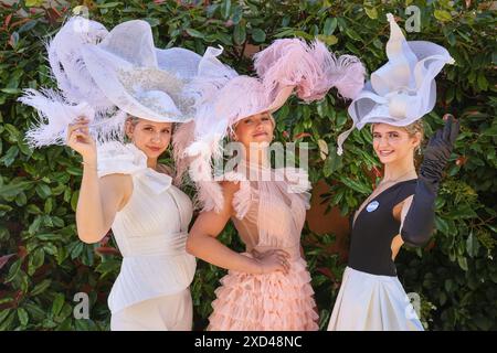 Ascot, Berkshire, Großbritannien. Juni 2024. Drei elegant gekleidete junge Damen posieren für die Kameras. Racegoers am Ladies Day (3. Tag) von Royal Ascot. Elegante Herren in formeller Kleidung und Damen, oft in Kleidern und ausgeklügelten Hutkreationen, können Sie sehen, wie sie ankommen und sich mischen, bevor Sie zu den Rennen gehen. Quelle: Imageplotter/Alamy Live News Stockfoto