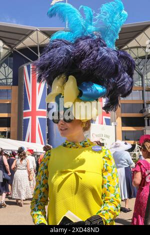 Ascot, Berkshire, Großbritannien. Juni 2024. Racegoers am Ladies Day (3. Tag) von Royal Ascot. Elegante Herren in formeller Kleidung und Damen, oft in Kleidern und ausgeklügelten Hutkreationen, können Sie sehen, wie sie ankommen und sich mischen, bevor Sie zu den Rennen gehen. Quelle: Imageplotter/Alamy Live News Stockfoto