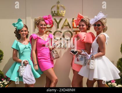 Ascot, Berkshire, Großbritannien. Juni 2024. Racegoers am Ladies Day (3. Tag) von Royal Ascot. Elegante Herren in formeller Kleidung und Damen, oft in Kleidern und ausgeklügelten Hutkreationen, können Sie sehen, wie sie ankommen und sich mischen, bevor Sie zu den Rennen gehen. Quelle: Imageplotter/Alamy Live News Stockfoto