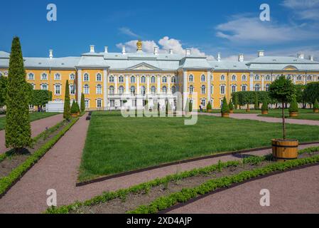 PETERHOF, RUSSLAND - 4. JUNI 2024: Der große Palast im Oberen Park des Peterhof-Palastes und des Peterhof-Parkkomplexes (Petrodvorets), Russland Stockfoto