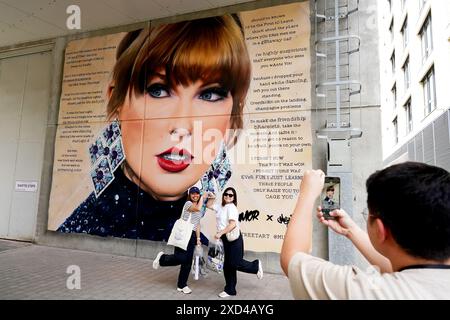 Ein Wandbild von Taylor Swift vor dem Wembley Stadium in London, vor