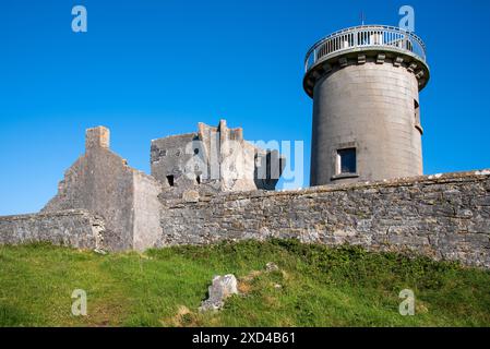 Der Leuchtturm ist eine Attraktion der Aran-Inseln und der alte Signalturm, Co. Galway, Irland Stockfoto