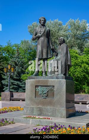 PSKOW, RUSSLAND - 11. JUNI 2024: Denkmal „Puschkin und die Nanny“ an einem Sommertag. Pskov, Russland Stockfoto