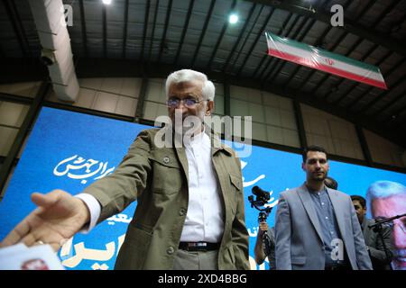 Teheran, Iran. Juni 2024. Der ehemalige iranische Spitzenunterhändler SAEED JALILI, ein Kandidat für die Präsidentschaftswahlen am 28. Juni, erhält während eines Wahlkampfes in Teheran einen Brief von einem Unterstützer. Nach dem Hubschrauberabsturz am 19. Mai, bei dem Präsident Ebrahim Raisi und sieben weitere ums Leben kamen, bereitet sich der Iran auf eine bevorstehende Wahl vor. (Kreditbild: © Rouzbeh Fouladi/ZUMA Press Wire) NUR REDAKTIONELLE VERWENDUNG! Nicht für kommerzielle ZWECKE! Stockfoto