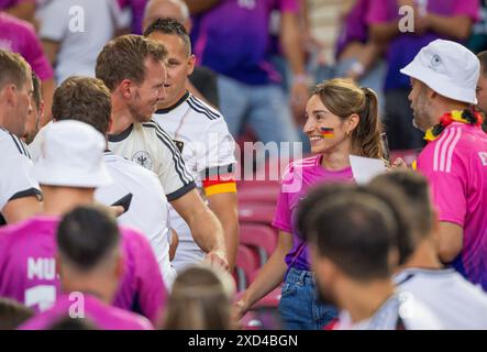 Stuttgart, Deutschland. Juni 2024. Abschlussjubel von Trainer Julian Nagelsmann mit seiner Freundin Lena Wurzenberger (Deutschland) Deutschland - Ungarn Stockfoto