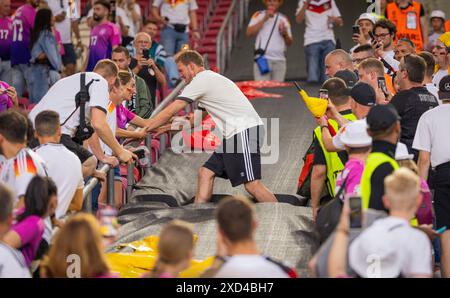 Stuttgart, Deutschland. Juni 2024. Abschlussjubel von Trainer Julian Nagelsmann mit seiner Freundin Lena Wurzenberger (Deutschland) Deutschland - Ungarn Stockfoto