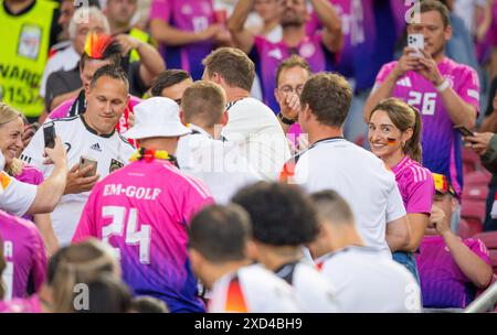 Stuttgart, Deutschland. Juni 2024. Abschlussjubel von Trainer Julian Nagelsmann mit seiner Freundin Lena Wurzenberger (Deutschland) Deutschland - Ungarn Stockfoto