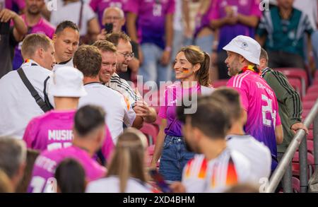 Stuttgart, Deutschland. Juni 2024. Abschlussjubel von Trainer Julian Nagelsmann mit seiner Freundin Lena Wurzenberger (Deutschland) Deutschland - Ungarn Stockfoto