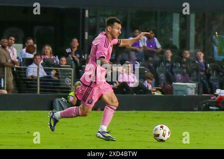 Fort Lauderdale, Florida, USA. Juni 2024. Inter Miami CF Mittelfeldspieler Lionel Messi (10) dribbelt den Ball während des Spiels gegen das Chase Stadium. (Kreditbild: © Debby Wong/ZUMA Press Wire) NUR REDAKTIONELLE VERWENDUNG! Nicht für kommerzielle ZWECKE! Stockfoto