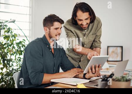 Kreativ, Tablet und Mentor am Schreibtisch, Männer und Lächeln für Teamarbeit in Designagentur, Online und Projekt. UI-Designer, digital und Zusammenarbeit von Stockfoto