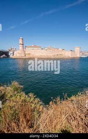 Tour du fanal, Turm aus dem Jahr 1644, der Schiffe in den Hafen führt, und Fort Saint-Jean, Festung aus dem 17. Jahrhundert am Eingang des berühmten Vieux-Port von Ma Stockfoto