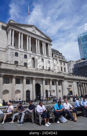 London, Großbritannien. 20. Juni 2024. Stadtarbeiter essen an einem sonnigen Tag gegenüber der Bank von England zu Mittag. Der Währungsausschuss der Bank of England hat angekündigt, dass die Zinssätze unverändert bei 5,25 % bleiben werden, obwohl das Inflationsziel bei 2 % erreicht wird. Quelle: Amer Ghazzal/Alamy Live News Stockfoto