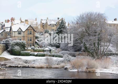 Der Fluss Tyne in Corbridge, Northumberland, im Winterschnee. Mit Bridge House auf der linken Seite. Stockfoto