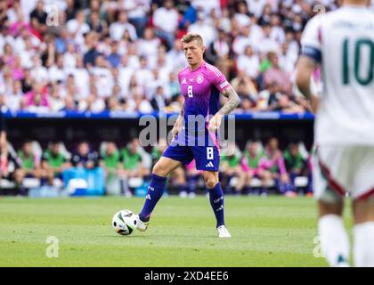 Stuttgart, Deutschland. Juni 2024. Stuttgart, MHP Arena, 19.06.2024: Toni Kroos aus deutschland läuft mit dem Ball während des Spiels UEFA-Europameisterschaft 2024 Deutschland gegen Ungarn. Quelle: Mika Volkmann/Alamy Live News Stockfoto