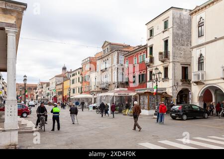 Corso Popolo, eine Straßenszene in Chioggia, Venedig, Veneto, Italien, ein geschäftiger Fischerhafen in der südlichen Lagune von Venedig. Stockfoto