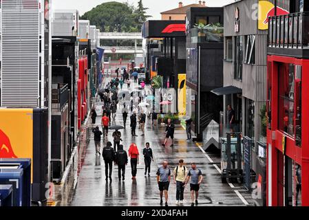 Barcelona, Spanien. Juni 2024. Fahrerlager-Atmosphäre. Formel-1-Weltmeisterschaft, Rd 10, großer Preis von Spanien, Donnerstag, 20. Juni 2024. Barcelona, Spanien. Quelle: James Moy/Alamy Live News Stockfoto