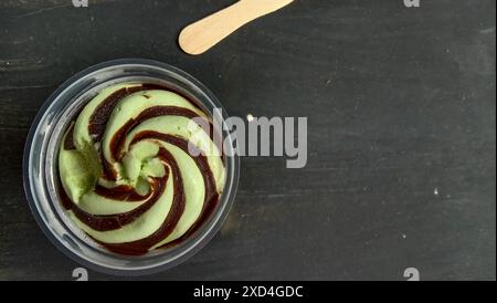 Das Foto ist ein Foto von Eis mit Avocado-Geschmack in einer Tasse mit schwarzem Hintergrund Stockfoto