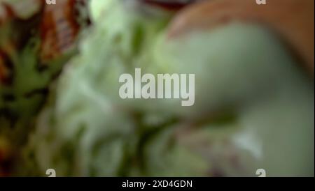 Das Foto ist ein Foto von Eis mit Avocado-Geschmack in einer Tasse mit schwarzem Hintergrund Stockfoto