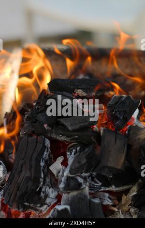 Brennende Kohlen im Grill. Nahaufnahme und vertikale Aufnahme. Stockfoto