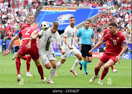 München, Deutschland. Juni 2024. München, 20. Juni 2024: Jan Mlakar aus Slowenien (2L) im Kampf gegen Strahinja Pavlovic aus Serbien (L) während des Fußball-Spiels der UEFA Euro 2024 zwischen Slowenien und Serbien in der Münchener Fußballarena. (Igor Kupljenik/SPP) Credit: SPP Sport Press Photo. /Alamy Live News Stockfoto