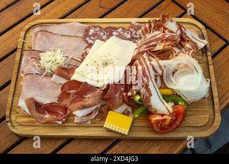 Bretteljause, Brettljause, traditionelles österreichisches Essen auf Holzteller Stockfoto