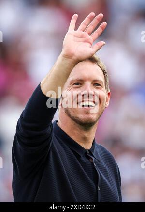 STUTTGART, DEUTSCHLAND - 19. JUNI: Julian Nagelsmann Cheftrainer Deutschlands feiert mit den Fans nach dem Sieg ihrer Mannschaft das Gruppenspiel der UEFA EURO 2024 zwischen Deutschland und Ungarn am 19. Juni 2024 in Stuttgart Arena. © diebilderwelt / Alamy Stock Stockfoto