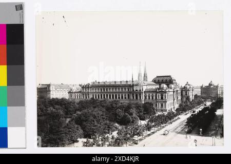 Ein um 1900 erhabener Blick vom Burgtheater zeigt den Universitätsring 1 und den Rathausplatz 5 mit Gebäuden der Universität Wien, öffentlichen Gärten, Alleen, Pferdewagen, Straßenbahnen, und Straßenbeleuchtung, aufgenommen für das Wien Museum. Stockfoto