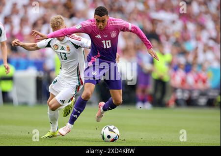 STUTTGART, DEUTSCHLAND - 19. JUNI: Jamal Musiala von Deutschland streitet mit Andras Schäfer von Ungarn während des Gruppenspiels der UEFA EURO 2024 zwischen Deutschland und Ungarn am 19. Juni 2024 in der Stuttgart Arena. © diebilderwelt / Alamy Stock Stockfoto