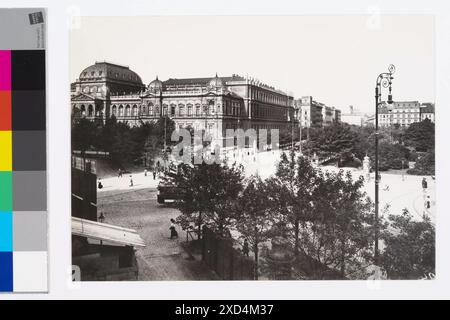 Ein um 1900 erhabener Blick vom Schottenring zeigt Gebäude des Universitätsrings 1, der Universität Wien, Straßen mit Menschen, Straßenbeleuchtung, Straßenbahnen und Pferdewagen. für das Wien Museum. Stockfoto